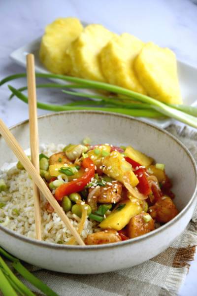 Kurczak z ananasem, edamame i papryką