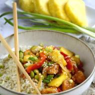 Kurczak z ananasem, edamame i papryką