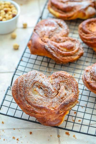 Drożdżówki serca z orzechami