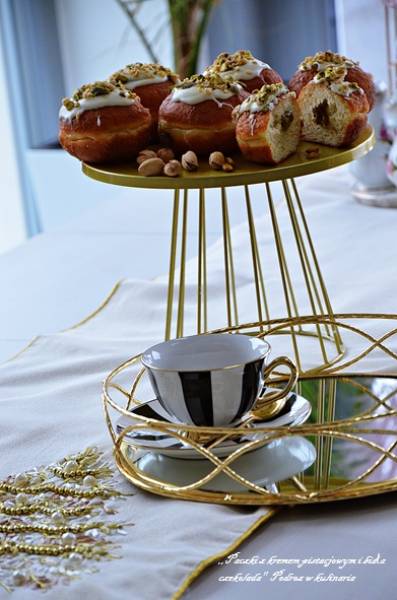 ,, Pączki z kremem pistacjowym i białą czekoladą’’