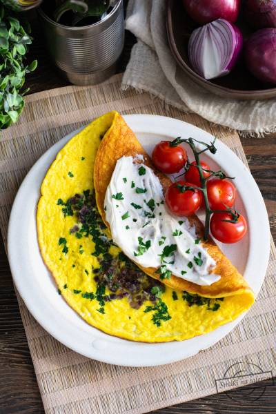 Omlet z czerwoną cebulą i natką