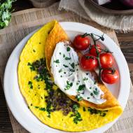 Omlet z czerwoną cebulą i natką