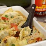 Pikantne zapiekane pierożki gyoza z warzywami