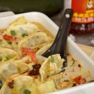 Pikantne zapiekane pierożki gyoza z warzywami