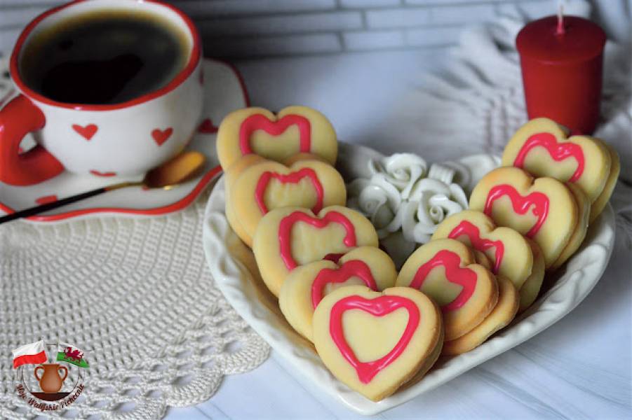 KRUCHE, MAŚLANE SERDUSZKA Z TRUSKAWKOWĄ ŻELKĄ