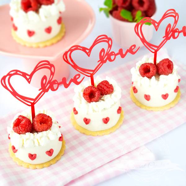 Mini serniczki z białą czekoladą i malinami