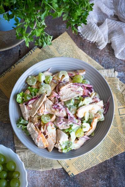 Sałatka z pieczonym kurczakiem, selerem naciowym i winogronami