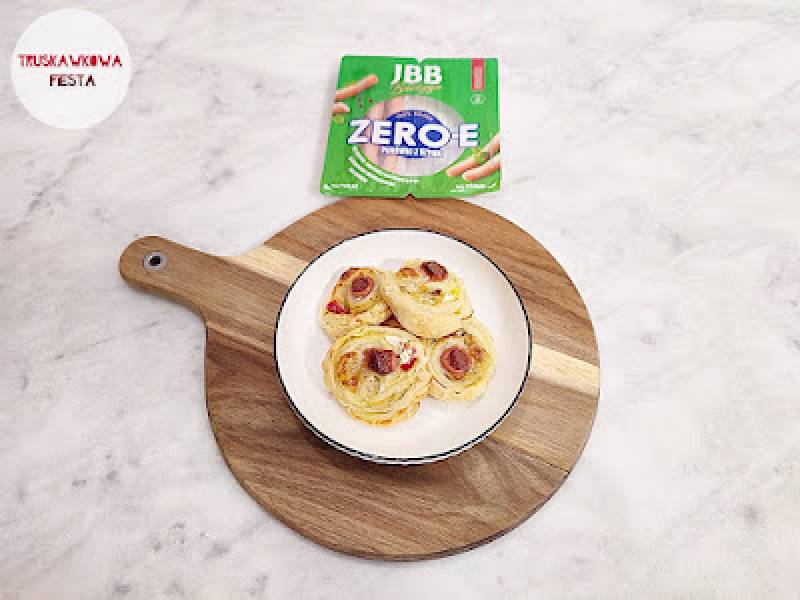 Ślimaczki z ciastka francuskiego z parówkami, mozzarellą, papryką czerwoną, gruszką i skyrem