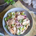 Sałatka z pieczonym kurczakiem, selerem naciowym i winogronami