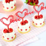 Mini serniczki z białą czekoladą i malinami