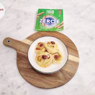 Ślimaczki z ciastka francuskiego z parówkami, mozzarellą, papryką czerwoną, gruszką i skyrem