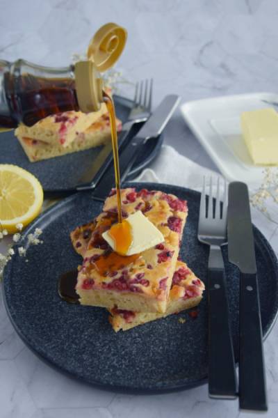 Pancakes z piekarnika z malinami i białą czekoladą