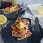 Pancakes z piekarnika z malinami i białą czekoladą