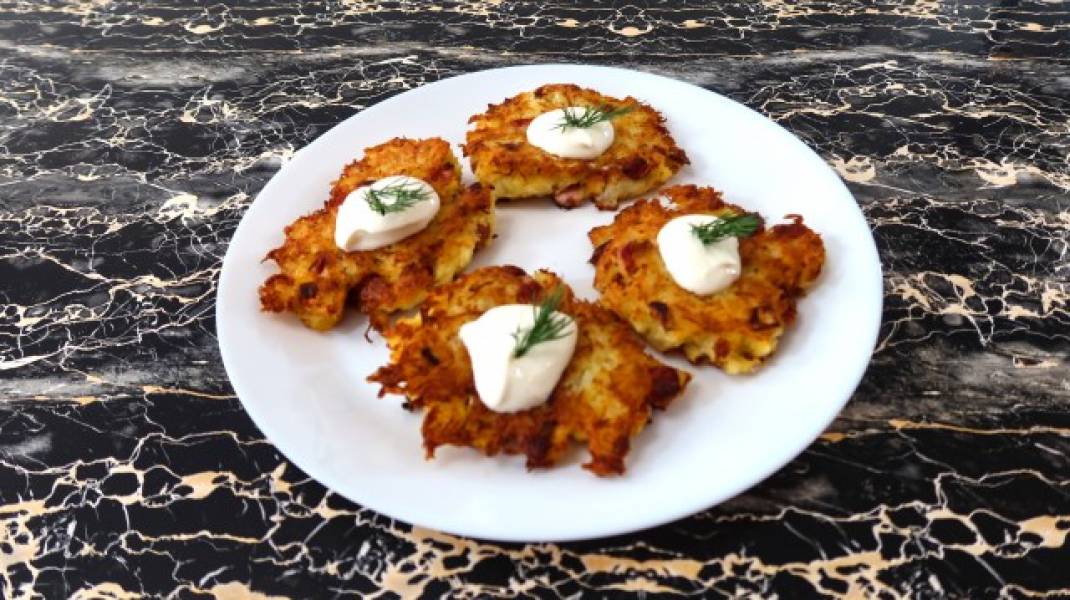 Placki ziemniaczane z kapustą kiszoną i kiełbasą + film