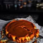 Sernik ricotta z karmelem słonym