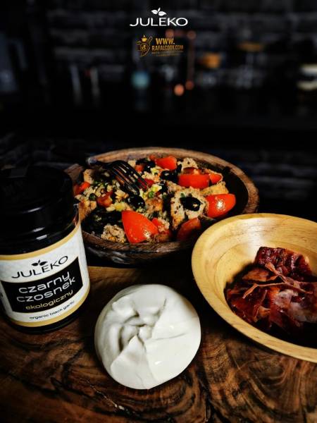 Panzanella z czarnym czosnkiem i burratą