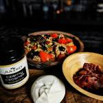 Panzanella z czarnym czosnkiem i burratą