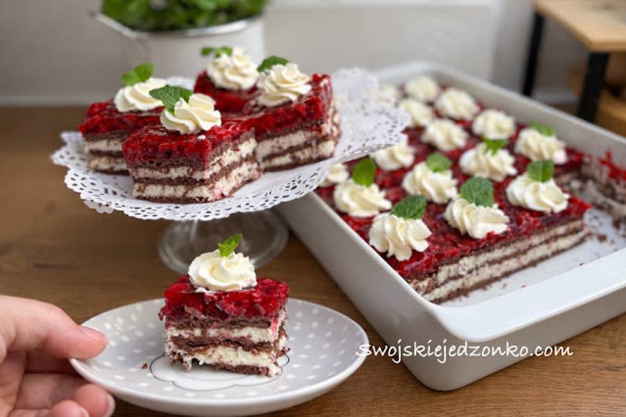 Deser z kaszy manny z malinami na herbatnikach