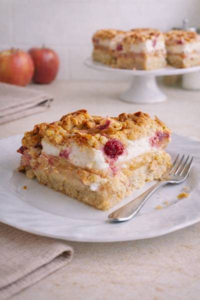 Kruche ciasto z jabłkami, pianą i malinami