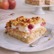 Kruche ciasto z jabłkami, pianą i malinami