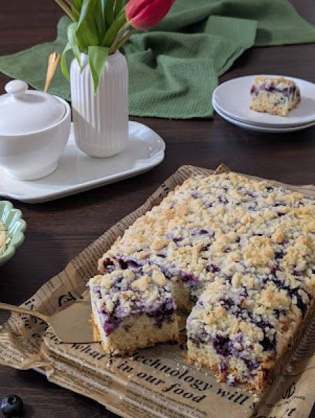 Ciasto z białą czekoladą, borówkami i kruszonką