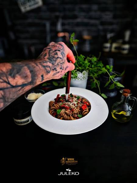 Fusilli Giganti z ricottą i czarnym czosnkiem