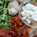 Pasta z rukoli i suszonych pomidorów – szybki dodatek do kanapek i makaronu