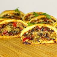 Chrupiące Roladki z Ciasta Francuskiego z Pieczarkami i Papryką