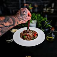 Fusilli Giganti z ricottą i czarnym czosnkiem