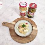 Twaróg biały z kiszoną kapustą, ogórkami konserwowymi, papryką czerwoną, pieczarkami, miksem sałat i sosem pomidorowym