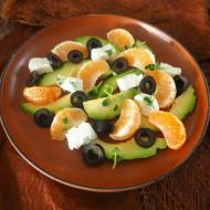SAŁATKA Z MANDARYNEK, AWOKADO I CZARNEJ RZODKWI Z OLIWKAMI I FETĄ