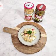 Twaróg biały z kiszoną kapustą, ogórkami konserwowymi, papryką czerwoną, pieczarkami, miksem sałat i sosem pomidorowym