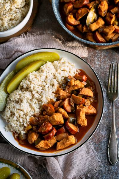 Gulasz drobiowy z kiełbasą i grzybami