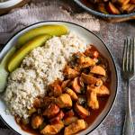 Gulasz drobiowy z kiełbasą i grzybami