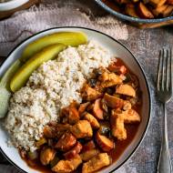 Gulasz drobiowy z kiełbasą i grzybami