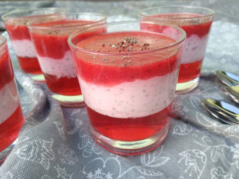 Deser truskawkowy z chia i galaretką