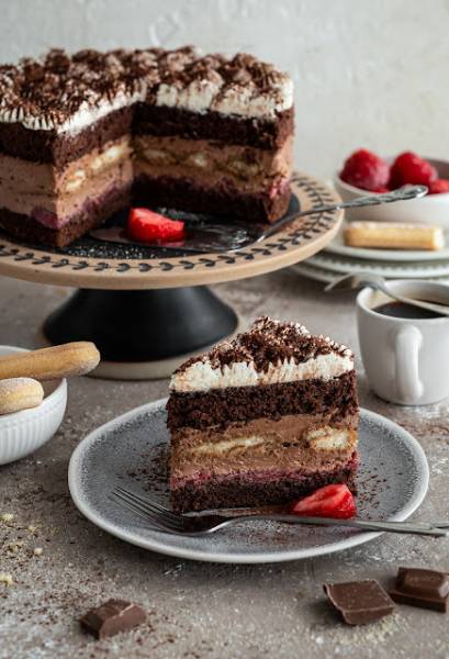 Torcik czekoladowy z kawą i truskawkami