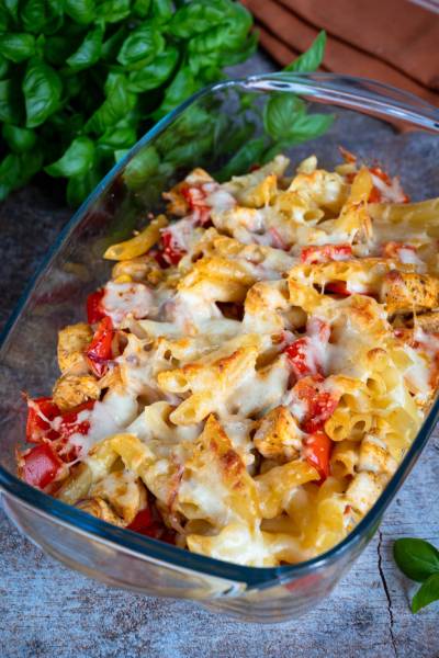 Zapiekanka makaronowa z kurczakiem i papryką