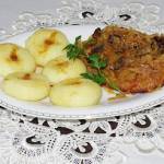 Soczysty schab pieczony w kapuście kiszonej z kluskami śląskimi