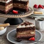 Torcik czekoladowy z kawą i truskawkami