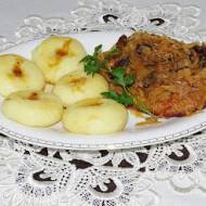 Soczysty schab pieczony w kapuście kiszonej z kluskami śląskimi