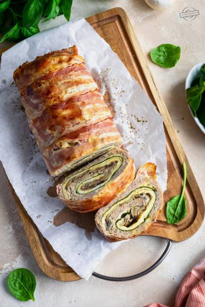 Pieczeń z omletem, serem i pieczarkami