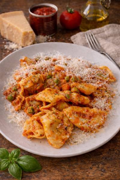 Tortellini z sosem ragù i zielonym groszkiem