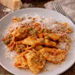 Tortellini z sosem ragù i  zielonym  groszkiem