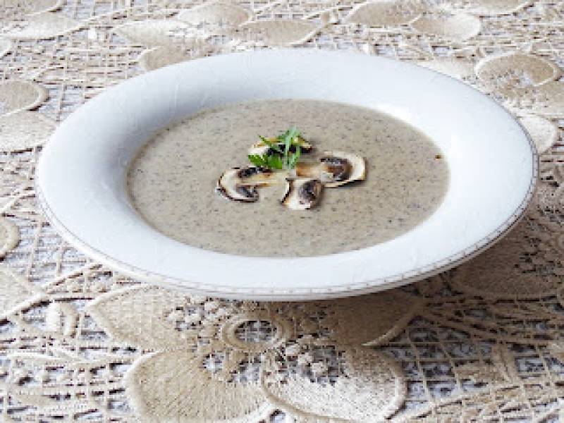 Aksamitna zupa krem z pieczarek z nutą gałki muszkatołowej