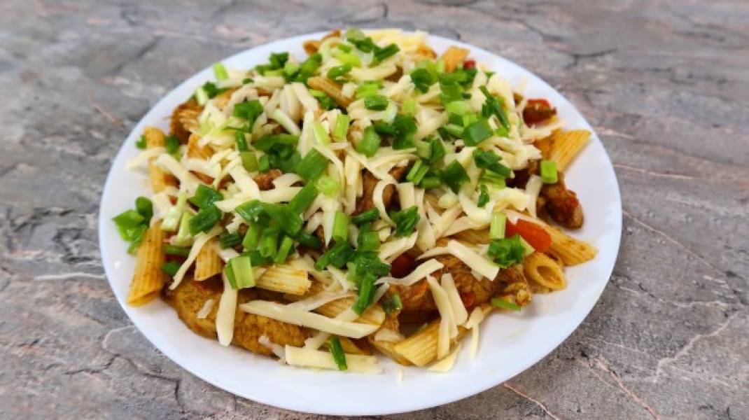 Makaron z kurczakiem i pomidorami + film