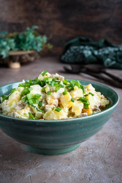 Sałatka ziemniaczana z wędzonym kurczakiem i marynowanymi pieczarkami