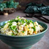 Sałatka ziemniaczana z wędzonym kurczakiem i marynowanymi pieczarkami