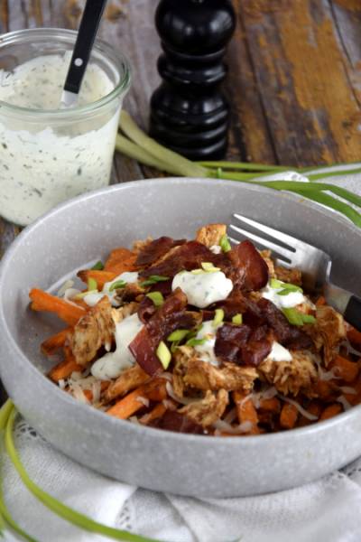 Bowl z kurczakiem bbq, bekonem i sosem ranczeskim