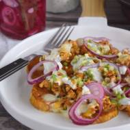 Pieczone bataty z indykiem, sosem ranczerskim i piklowaną cebulą